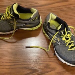 Brooks men running shoes size 9 in great condition